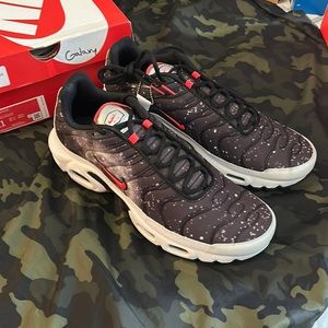 Brand New! Air Max Plus Galaxy size 11 Black/White-Laser Crimson